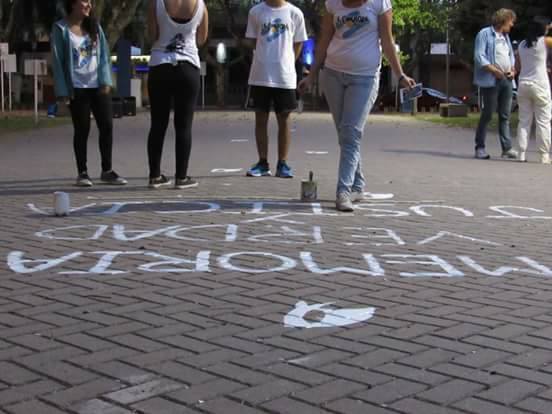 Imagen de En Baigorria la Cámpora realizó una pintada de los pañuelos de las madres y las abuelas en la Plaza de Mayo de barrio centro