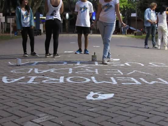 Imagen de En Baigorria la C&aacute;mpora realiz&oacute; una pintada de los pa&ntilde;uelos de las madres y las abuelas en la Plaza de Mayo de barrio centro