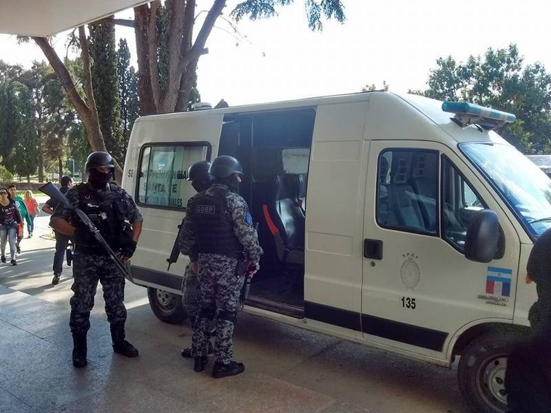 Imagen de Preparativos para trasladar a Macaco Mu&ntilde;oz desde el hospital