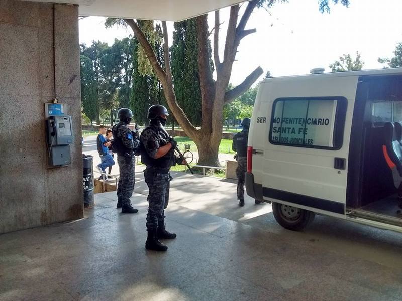 Imagen de Preparativos para trasladar a Macaco Muñoz desde el hospital