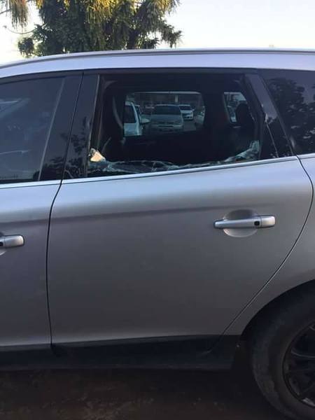 Uno de los autos da&ntilde;ados