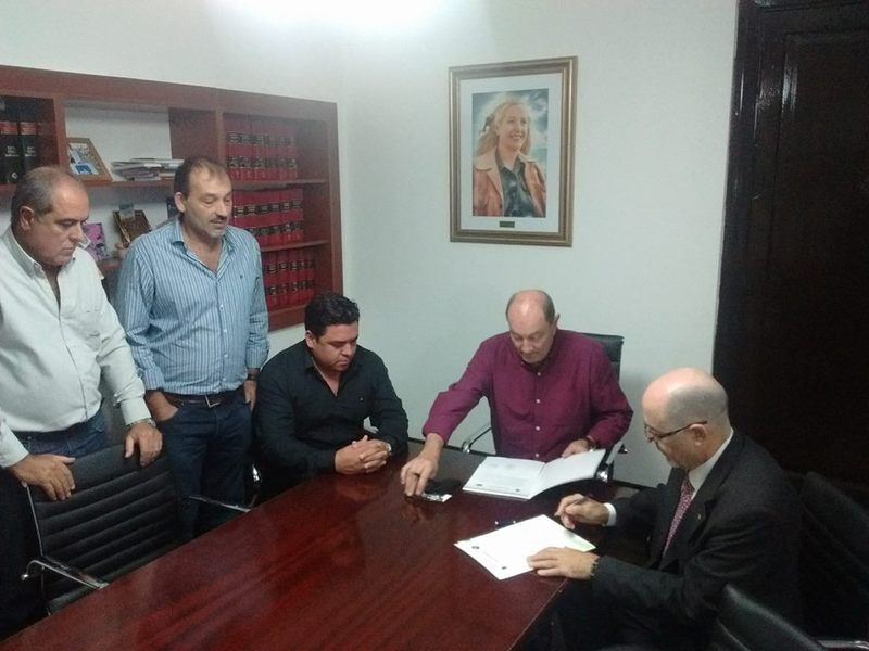 El Intendente y el Decano de la UTN firmando el acta acuerdo