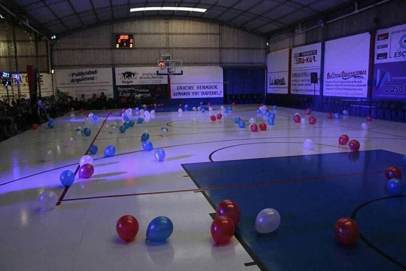 El nuevo piso de madera en la cancha de basquet