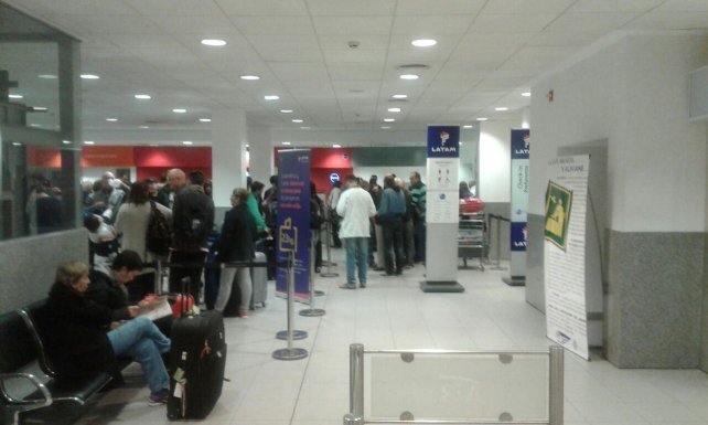 Los pasajeros varados en el aeropuerto de Rosario