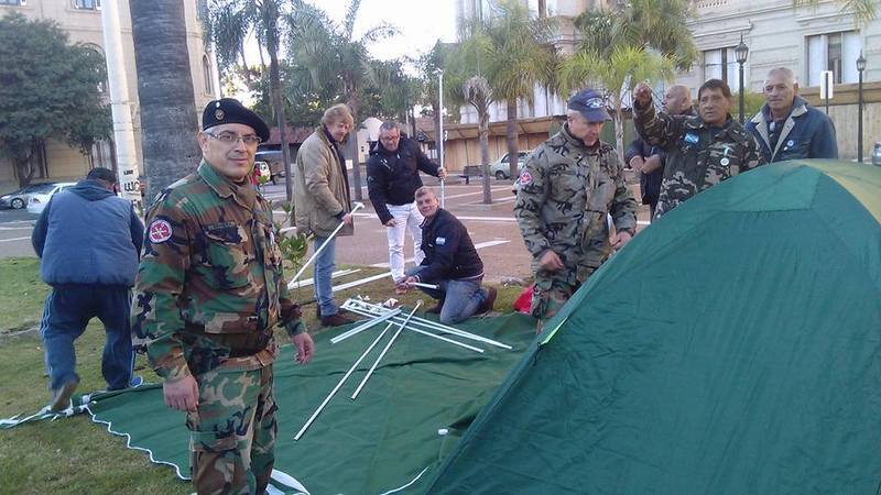 Los veteranos de Malvinas levantando las carpas Los veteranos de Malvinas levantando las carpas