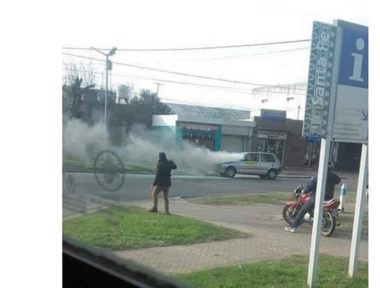 El veh&iacute;culo incendiado en calle Los Pl&aacute;tanos