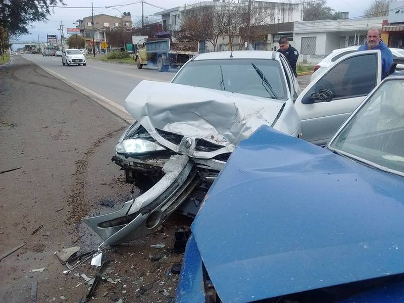 Choque frontal entre dos veh&iacute;culos