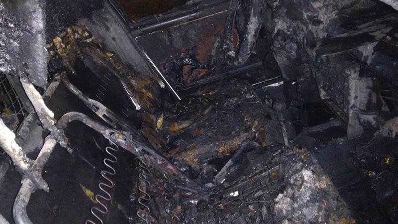 Así quedo el auto incendiado en calle Junin Así quedo el auto incendiado en calle Junin