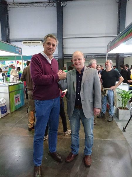 Victor Bocco junto al Ministro de Producci&oacute;n Luis Contigiani