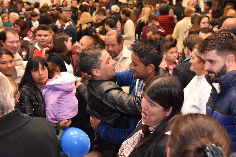 Cominelli en en colmado salón del Sutraquyp