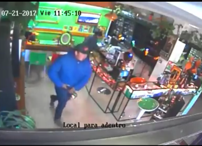 La pareja en el momento de abandonar el local