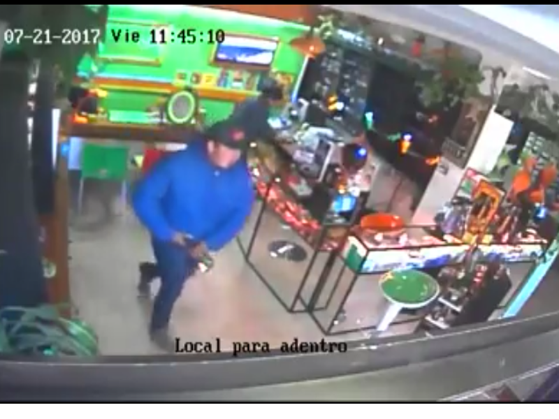 La pareja en el momento de abandonar el local La pareja en el momento de abandonar el local