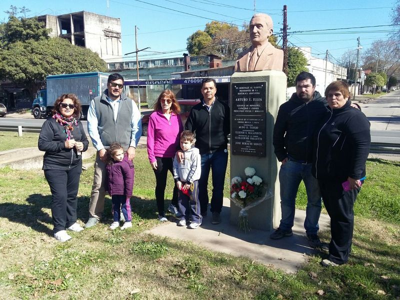 Dirigentes de la UCR frente al busto de Illia