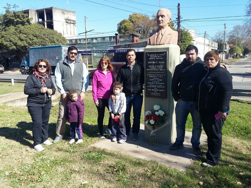 Dirigentes de la UCR frente al busto de Illia Dirigentes de la UCR frente al busto de Illia