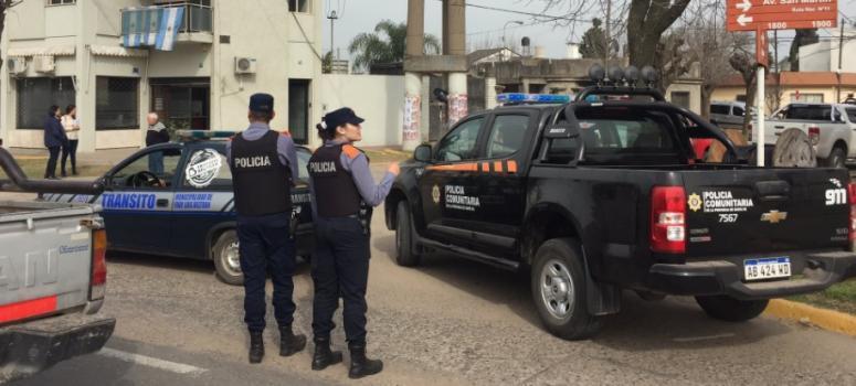 Las fuerzas policiales movilizadas frente al Municipio Local