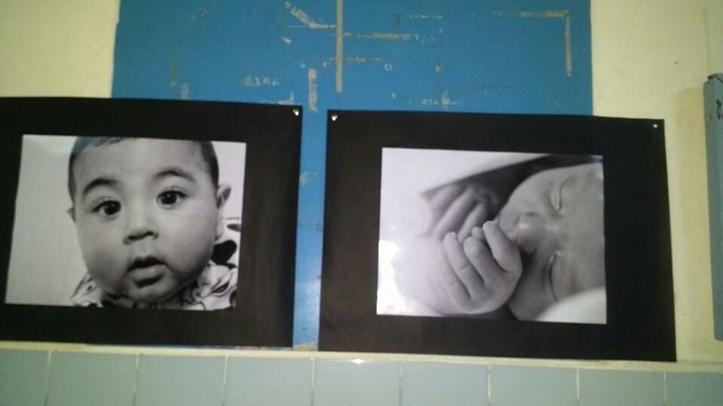 La muestra está ubicada en el pasillo central del Hospital