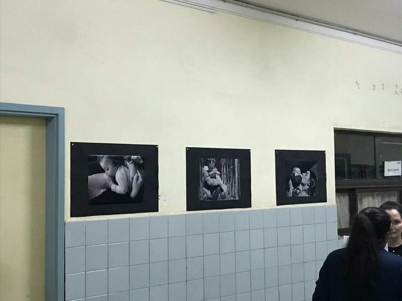 La muestra está ubicada en el pasillo central del Hospital