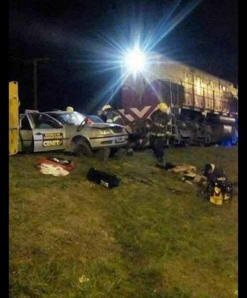 Imagen de Tren arrolla a un auto escuela en Capit&aacute;n Bermudez