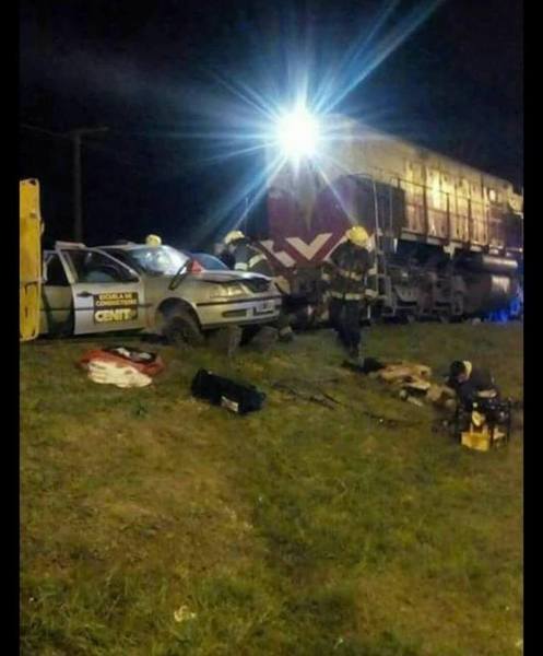 Imagen de Tren arrolla a un auto escuela en Capitán Bermudez