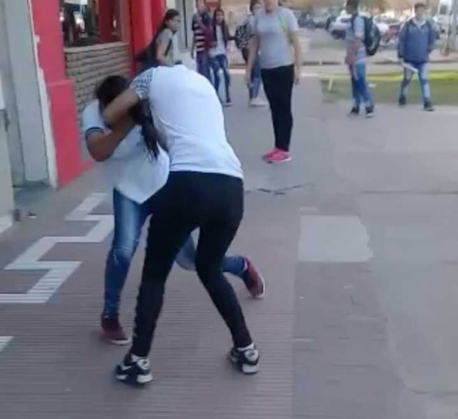 La agresión de las chicas en la calle