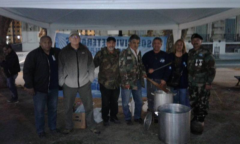 El acampe en frente de la Sede de la Gobernaci&oacute;n