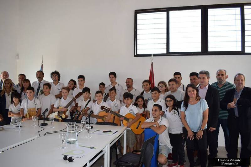 Los concejales con la Orquesta Municipal de Instrumentos Latinoamericano