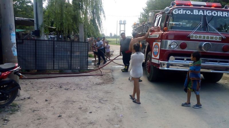 La autobomba suministrando agua