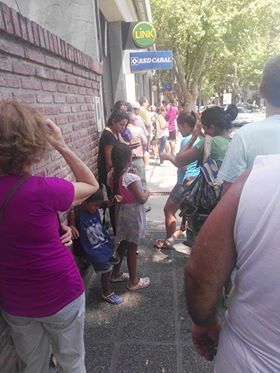 Largas filas en los bancos de la ciudad (Foto de una vecina en la hilera)