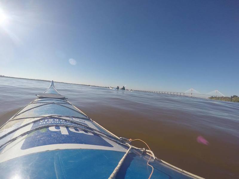 Entrenamiento sobre la costa de la ciudad