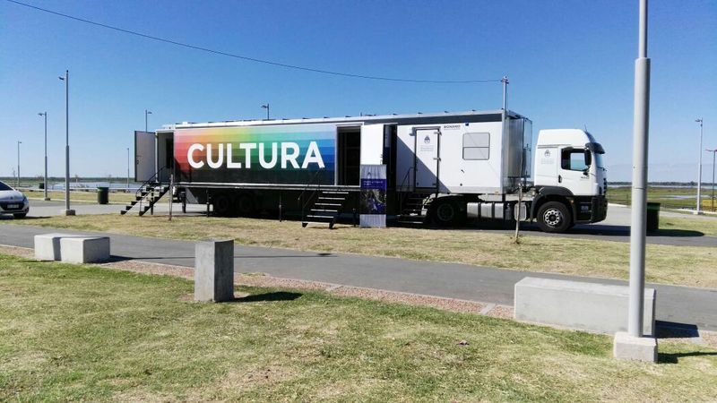 El cami&oacute;n del Ministerio de Cultura en el Parque Sur