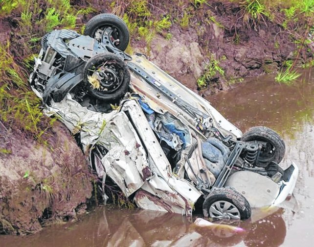 Uno de los autos siniestrados