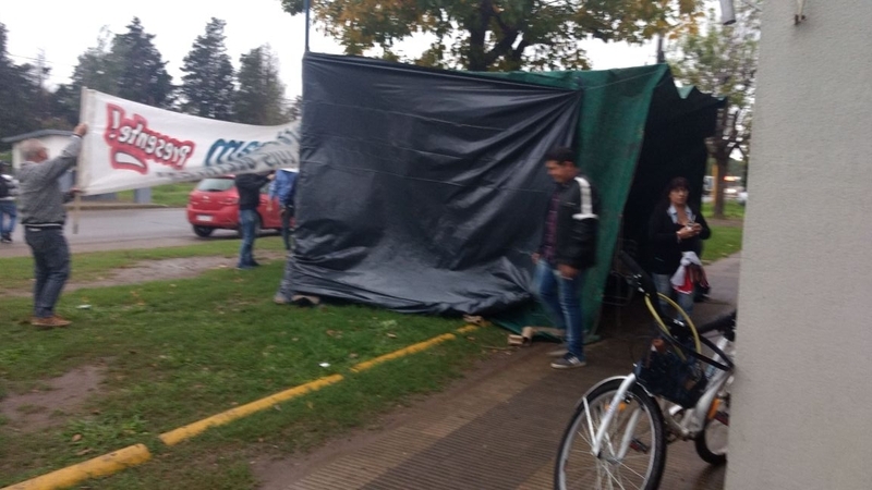 La carpa instalada frente al municipio