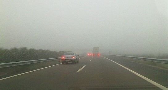 El corredor vial con neblinas matinales