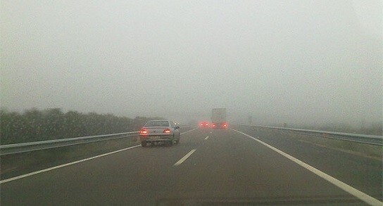 El corredor vial con neblinas matinales