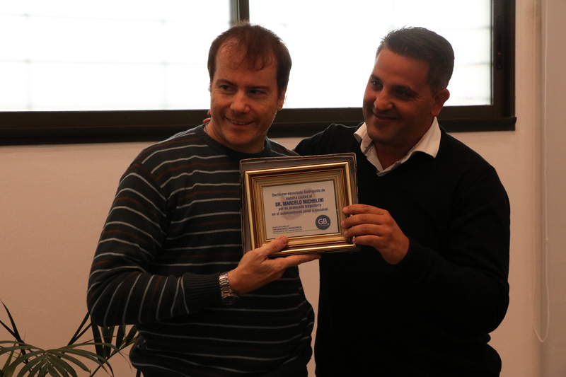 Marcelo Michelini recibe la distinci&oacute;n en manos de Favio Maurelli