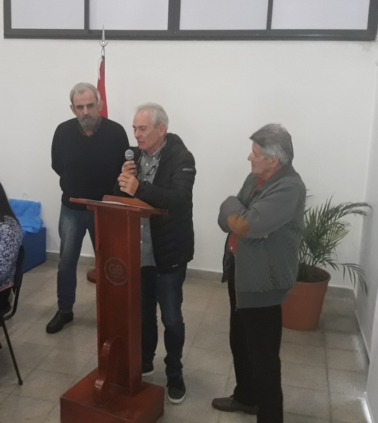 Marcelo Michelini recibe la distinci&oacute;n en manos de Favio Maurelli