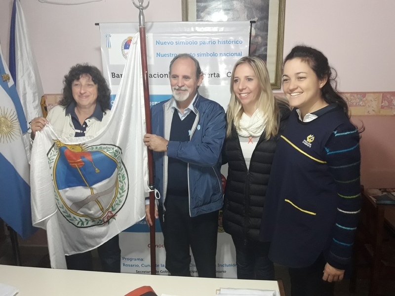 El Director junto a docentes del establecimiento educativo