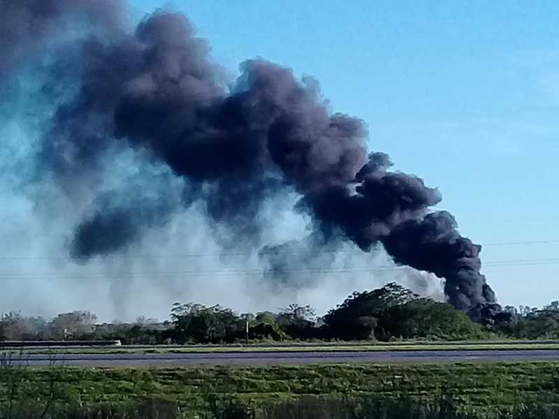 El humo invade el corredor vial