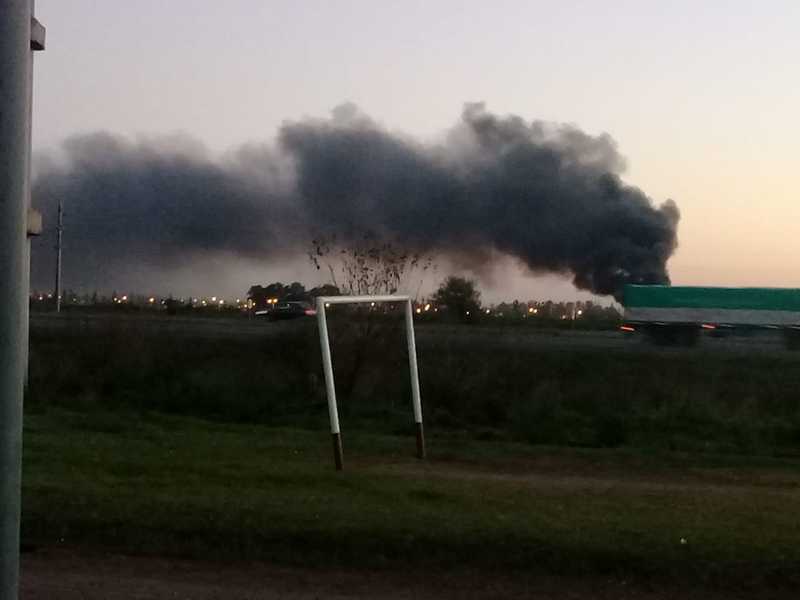 El humo invade el corredor vial