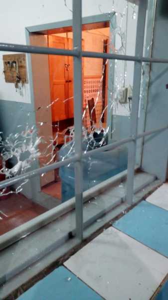 Así quedó la oficina del corralón tras los disparos