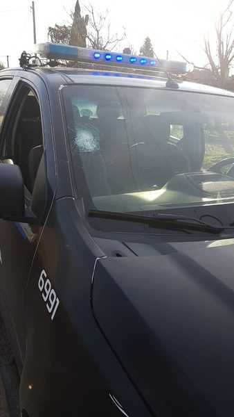 El impacto de bala en el m&oacute;vil policial