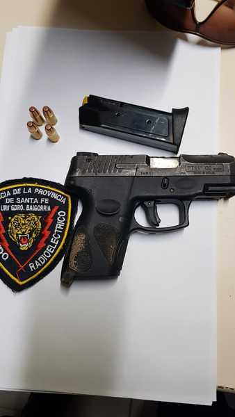 El impacto de bala en el móvil policial
