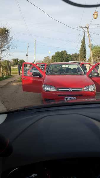 El impacto de bala en el móvil policial