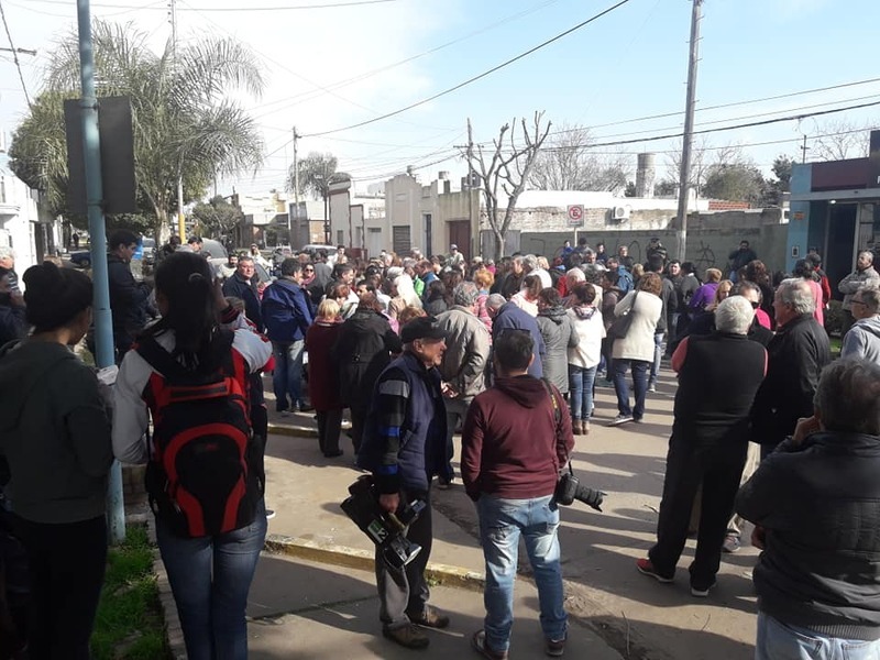 Los vecinos se concentraron en las puertas del Concejo Municipal