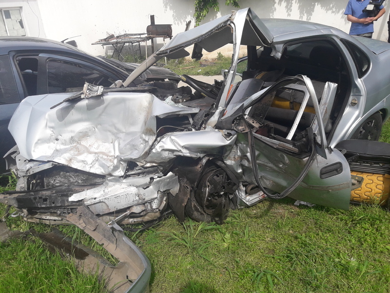 Uno de los autos siniestrados en la autopista