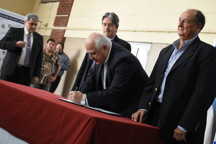La firma del convenio en Fray Luis Beltr&aacute;n