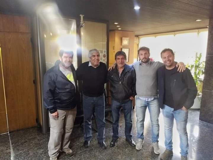 Los dirigentes gremiales junto a Hugo Moyano