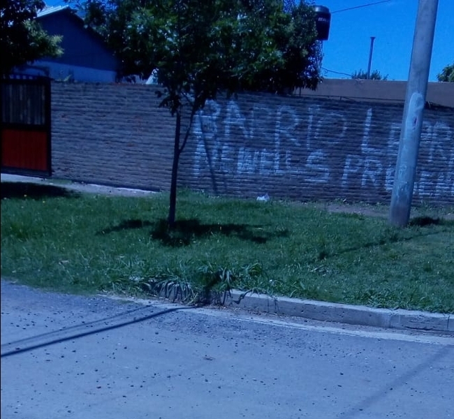 Uno de los grafitis en el barrio