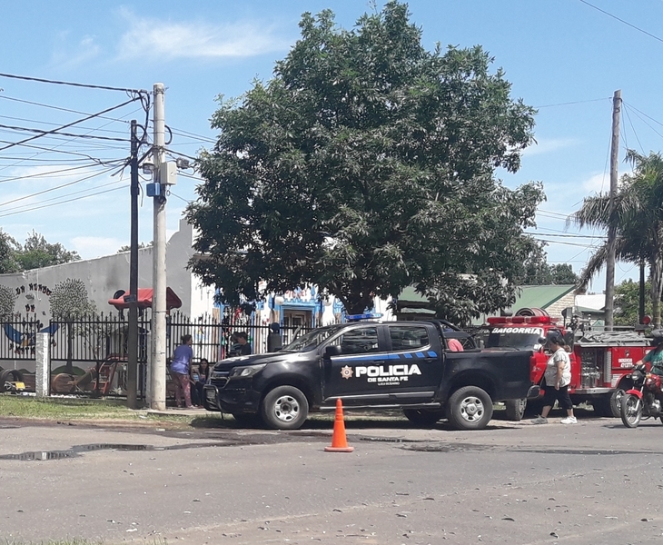 Personal de bomberos y policía trabajando en el lugar Personal de bomberos y policía trabajando en el lugar