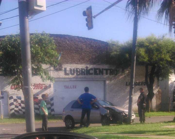 Imagen de Un conductor perdi&oacute; el control de su coche y choc&oacute; contra una columna